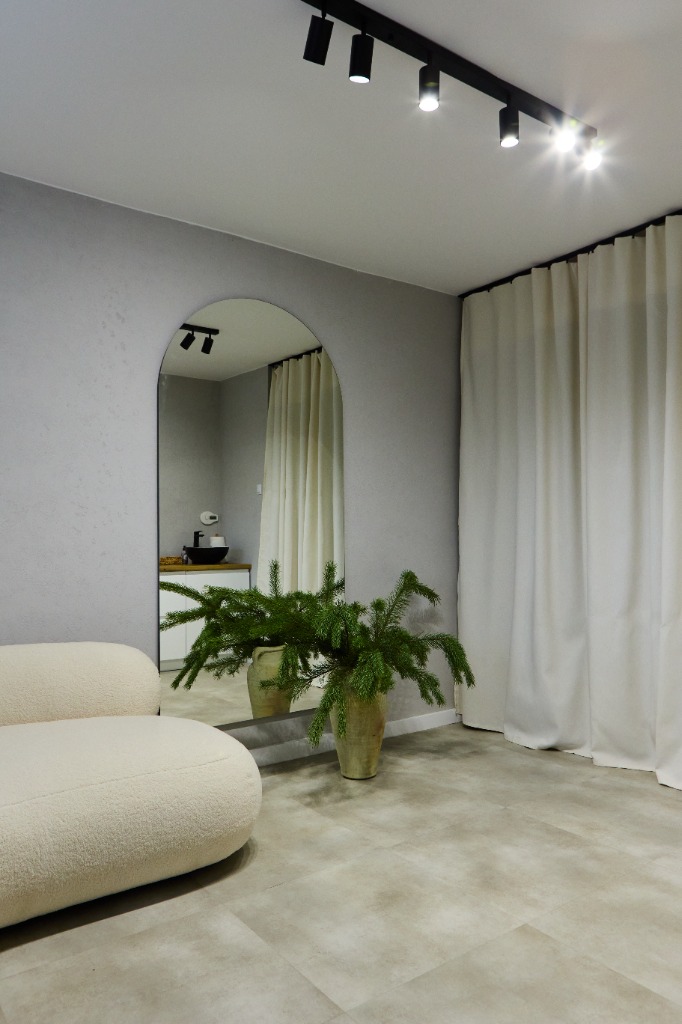 Lustro i rośliny w poczekalni